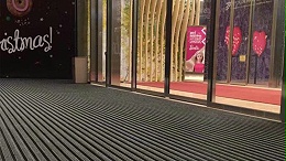 西安中大国际商业中心在固然美选购铝合金地垫